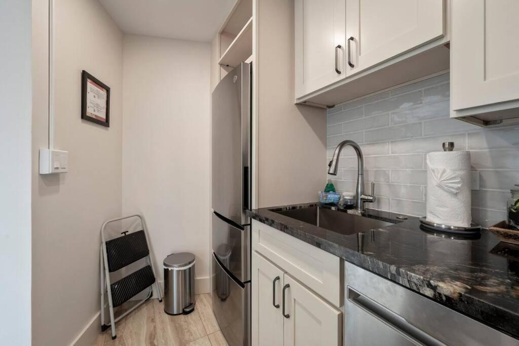 Hale Ono Loa 403- Top Floor, Ocean View, & Complete Modern Remodel Appartement Kahana Buitenkant foto