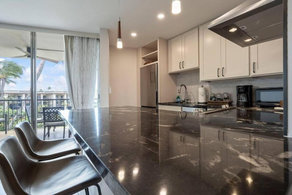 Hale Ono Loa 403- Top Floor, Ocean View, & Complete Modern Remodel Appartement Kahana Buitenkant foto